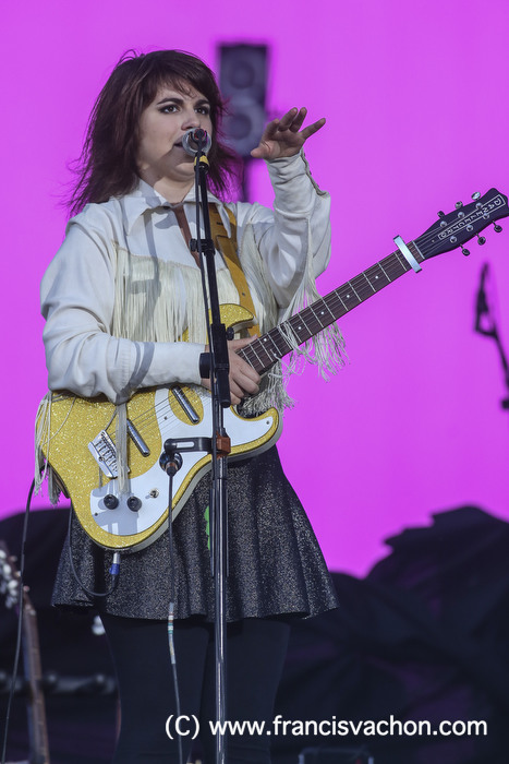 Lisa Leblanc sur la scène Bell du Festival d'été de Québec.