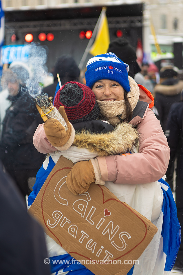 Une femme offre des câlins gratuit pendant la manifestation du 19 et 20 février à Québec