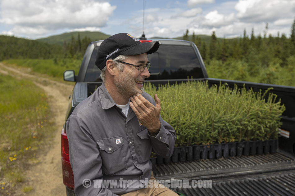 Jean-François Lamarre prend une pause repas dans la boîte de son VUS rempli d’arbres à planter dans la forêt Montmorency, au nord de Quebec.