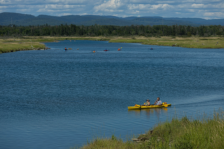 Des kayakistes circulent sur la rivière Cascapédia, à New Richmond
