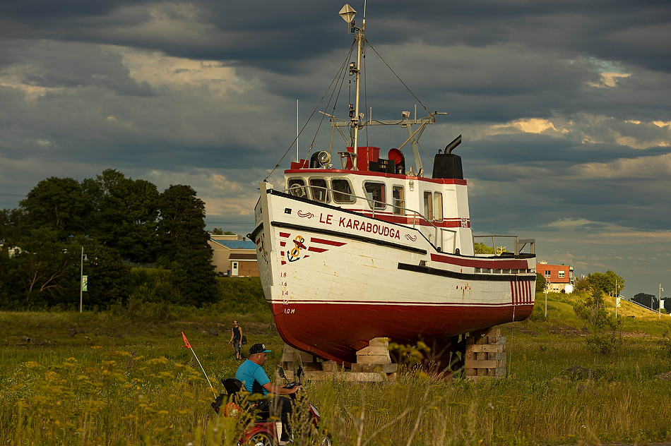 Le bateau Karaboudga, à quelques pas de la promenade des Acadiens, à Carleton-sur-Mer