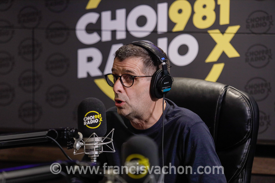 Le chef du PCQ Eric Duhaime discute avec l’animateur de radio Dominic Maurais de CHOI FM (Radio-X) a Quebec le 29 septembre 2022. Photo Francis Vachon pour Le Devoir