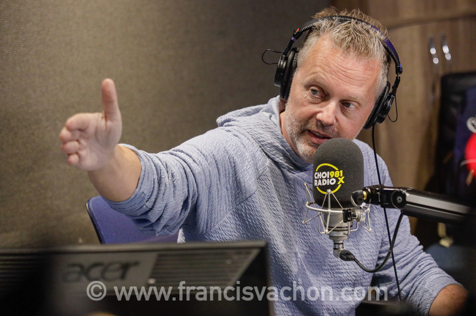 L’animateur Dominic Maurais de CHOI FM (Radio-X) a Quebec lors d’un entrevue avec le chef du PCQ Eric Duhaime le 29 septembre 2022.