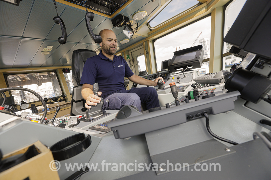 Jean-Phylip Picard, capitaine de remorqueur pour Groupe Ocean, prépare son bateau avant de quitter le ponton des remorqueurs, au port de Québec