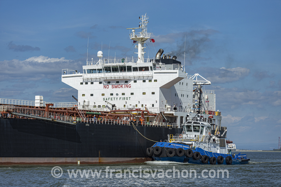 Des cordages sont lancés et mis en place afin que les remorqueurs Ocean Raynald T et Ocean Bertrand Jeansonne puissent guider l’Amalia lors de son amarrage au port de Québec.