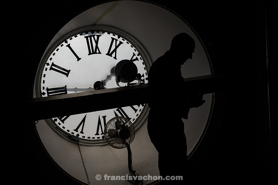 André Viger se plaît à rappeler que l’horloge de la tour du Parlement a été installée en 1881, soit tout juste 100 ans avant son arrivée comme horloger de l’Assemblée nationale.