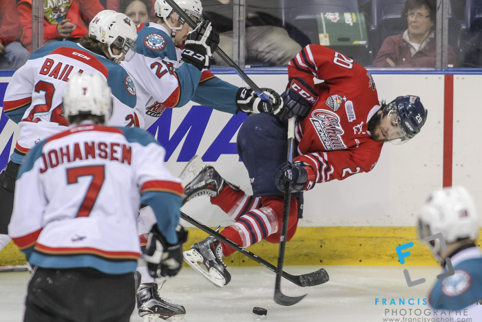 Kelowna Rockets forward Joe Gatenby and Oshawa Generals forward Matt Mistake fight for the puck during Memorial Cup finals action in Quebec City on Sunday May 31, 2015. Francis Vachon/Postmedia Network