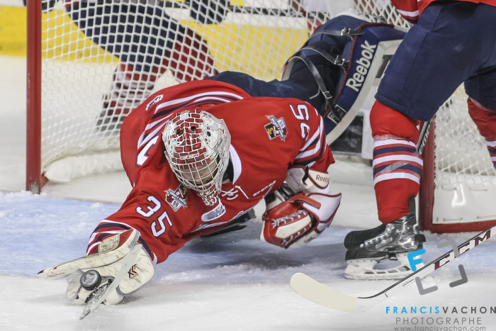 Oshawa Generals' goalkeeper Ken Appleby makes a save during Memorial Cup finals action in Quebec City  on Sunday May 31, 2015. Francis Vachon/Postmedia Network
