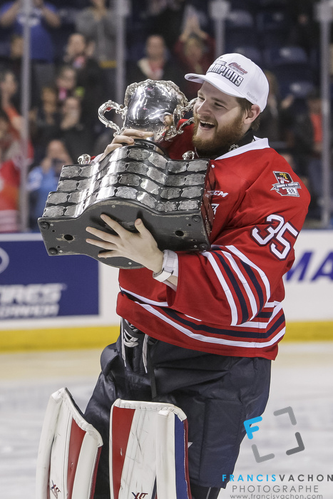 Oshawa Generals goalkeeper Ken Appleby raises the Memorial Cup after winning the final against the Kelowna Rockets in Quebec City on Sunday May 31, 2015. Francis Vachon/Postmedia Network