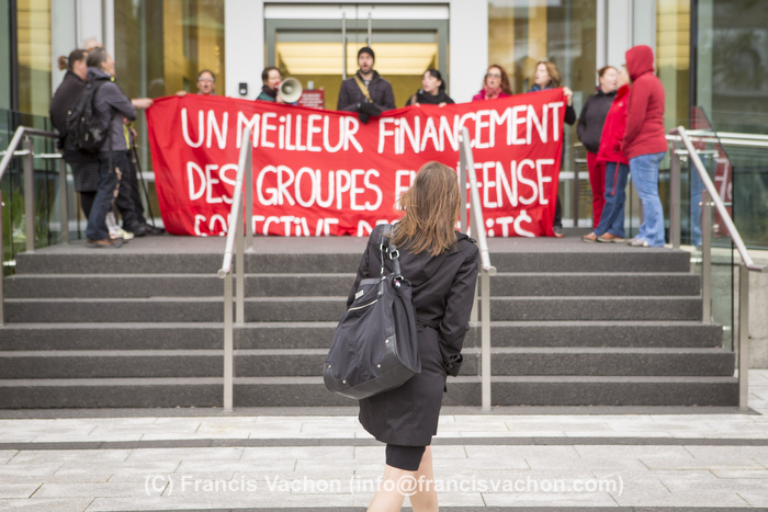 Des manifestants empêchent des travailleurs de pénétrer dans un édifice lors d'une manifestation organisé par le milieu communautaire à Québec le 30 septembre 2015. 