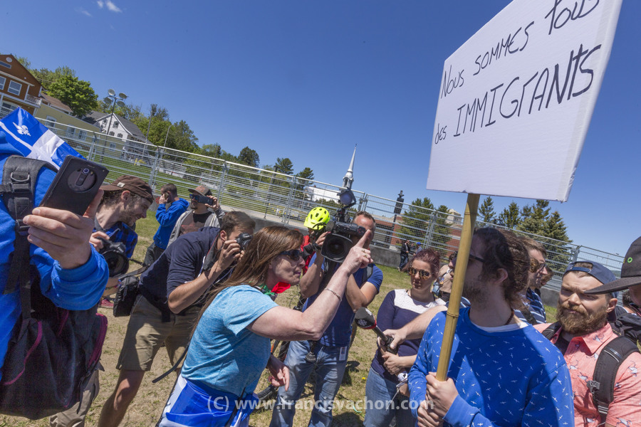 Une militante du groupe ultra-nationaliste Québec libre en action s'en prend verbalement à un contre-manifestant dans la zone de libre expression à La Malbaie le 9 juin 2018.