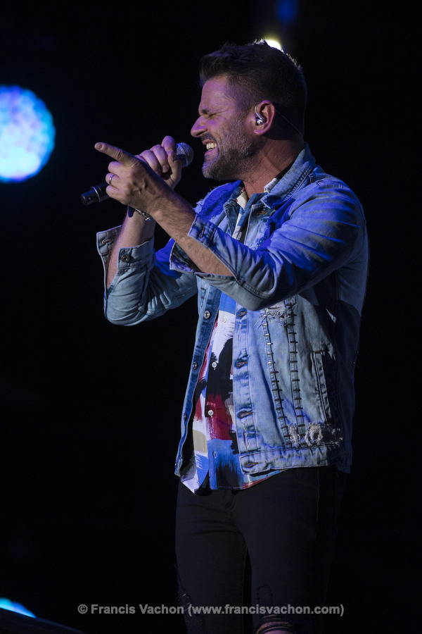 Marc Dupré chante sur scène lors de la fête nationale du Québec sur les Plaines d'Abraham à Québec le 23 juin 2019. Photo Francis Vachon pour Le Devoir.