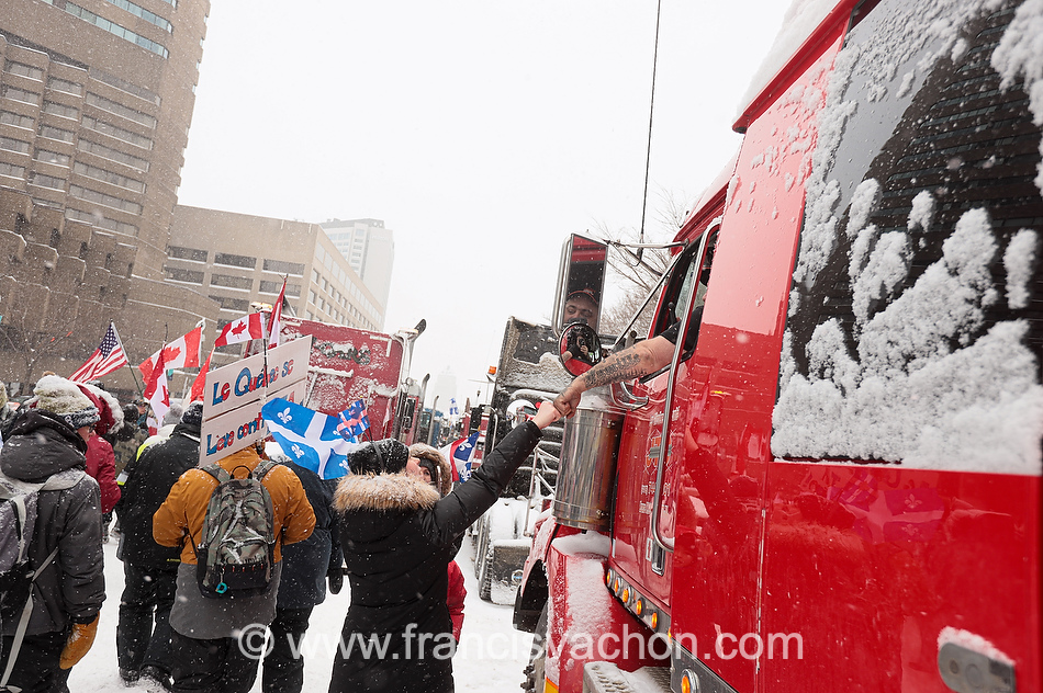 Un camionneur reçoit des remerciement pendant la manifestation du 19 et 20 février à Québec