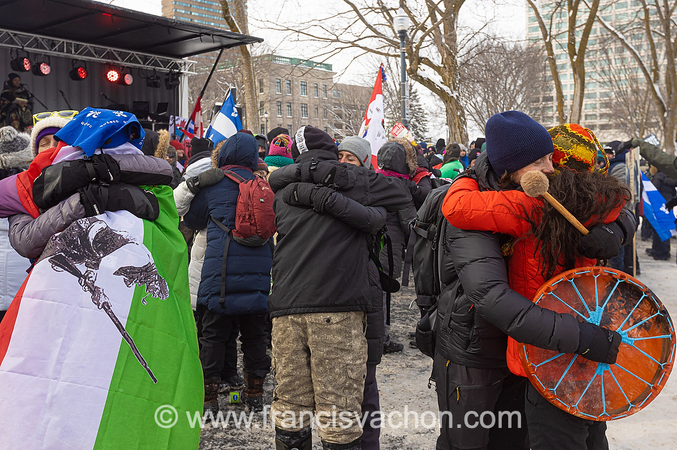 Les manifestants se donne des câlins après une séance de méditation collective pendant la manifestation du 19 et 20 février à Québec