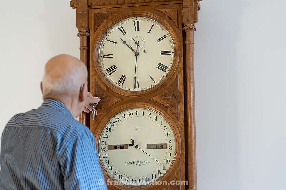 Sur cette horloge de marque Seth Thomas, dont le mouvement date de 1876, un cadran donne l’heure, les minutes et les secondes, alors qu’un deuxième cadran indique le jour et le mois. Son autonomie est de huit jours. 