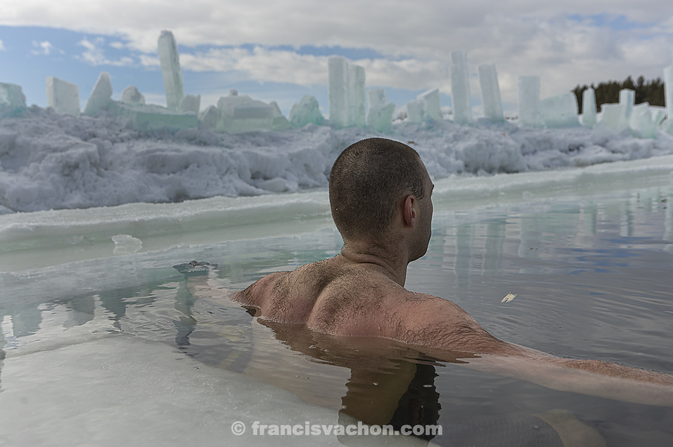 Martin Brunet arrive à se détendre dans l’eau glaciale. Il préfère rester pendant au moins 20 minutes sans bouger plutôt que de nager.