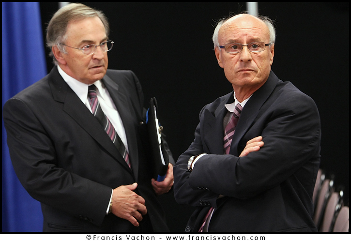 Charles Rondeau (left) and Franco Fava (right) chat at the Bastarache Commission in Quebec City Monday September 21, 2010.  Rondeau and Fava are both fund raiser for the Liberal Party
